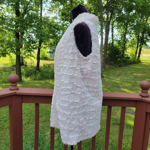 White Textured Faux Fur Vest Women’s M Cozy Layering Fall Winter Boutique - Picture 4 of 14